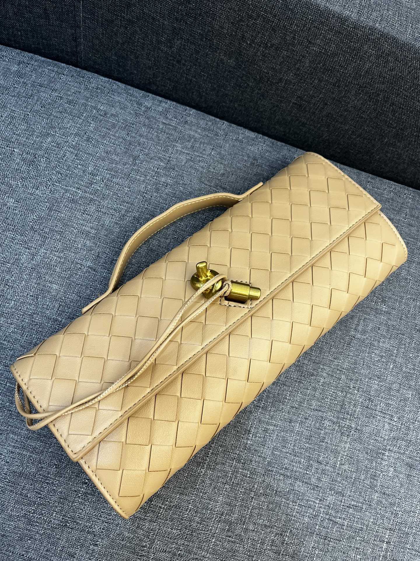 Bottega Veneta Andiamo Clutch 30*13*4cm