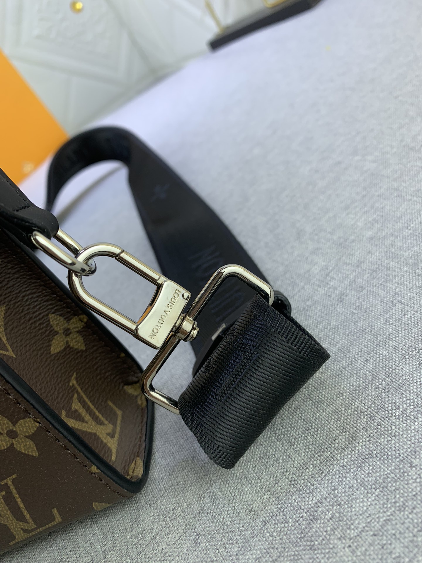 Louis Vuitton M81124 Alpha Wearable Shoulder Bags Size 18*11*6cm