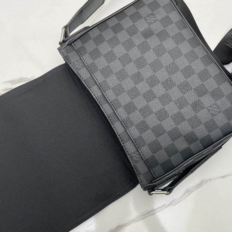 Louis Vuitton N42710 District Men Bags Size 26*20*7cm