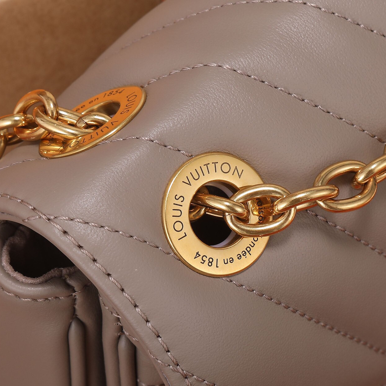 Louis Vuitton M20838 2022SS Women Shoulder Bags 21*12*9cm