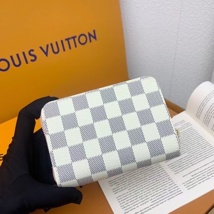 Louis Vuitton Women Card Holder M83689
