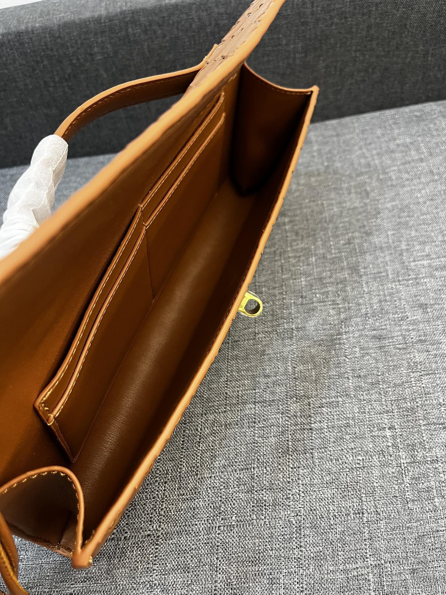 Bottega Veneta Andiamo Clutch 30*13*4cm