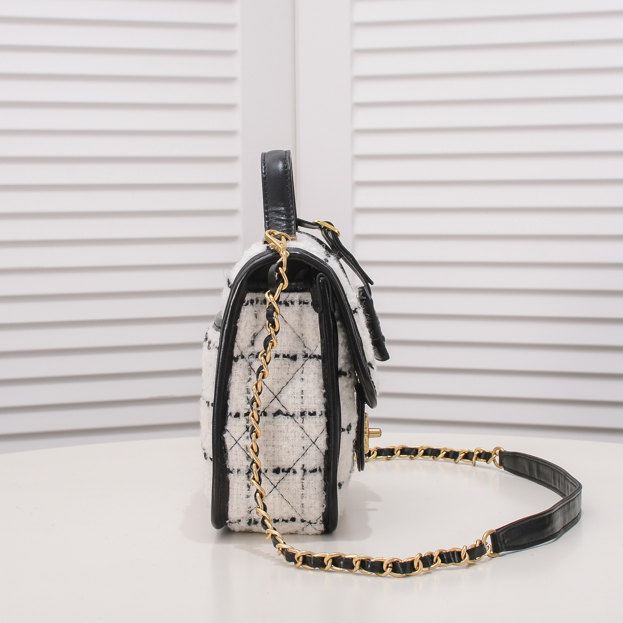 Chanel Chain Shoulder Bags Size 18*17*7cm Black White