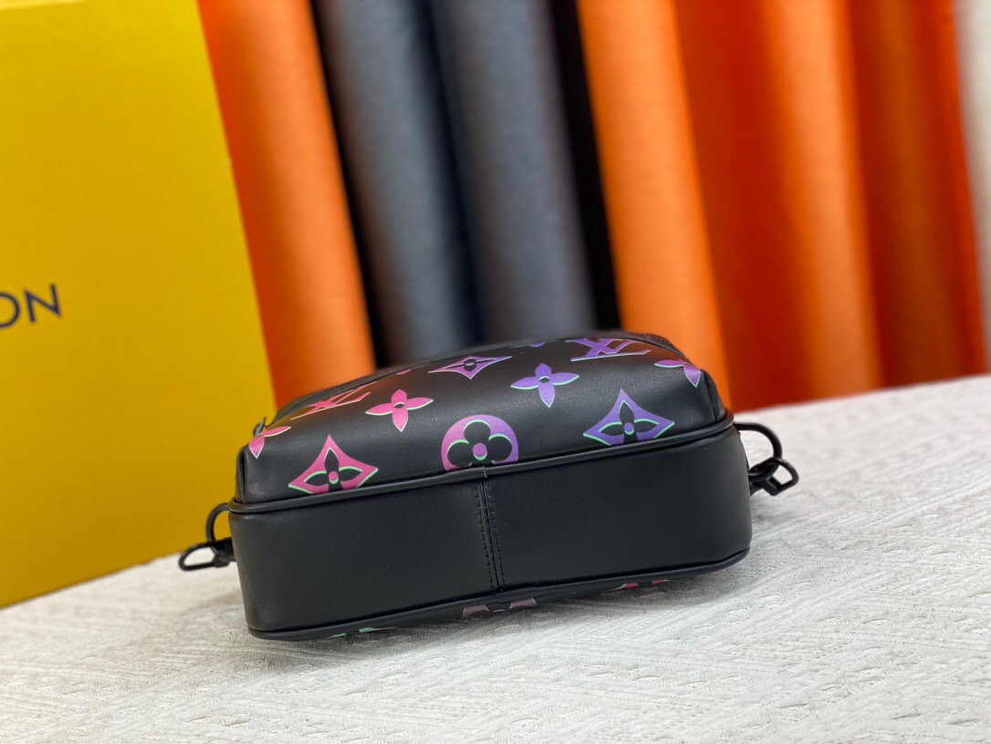 Louis Vuitton M22495 Comet Men Bags Size 21.5*14*7.5cm