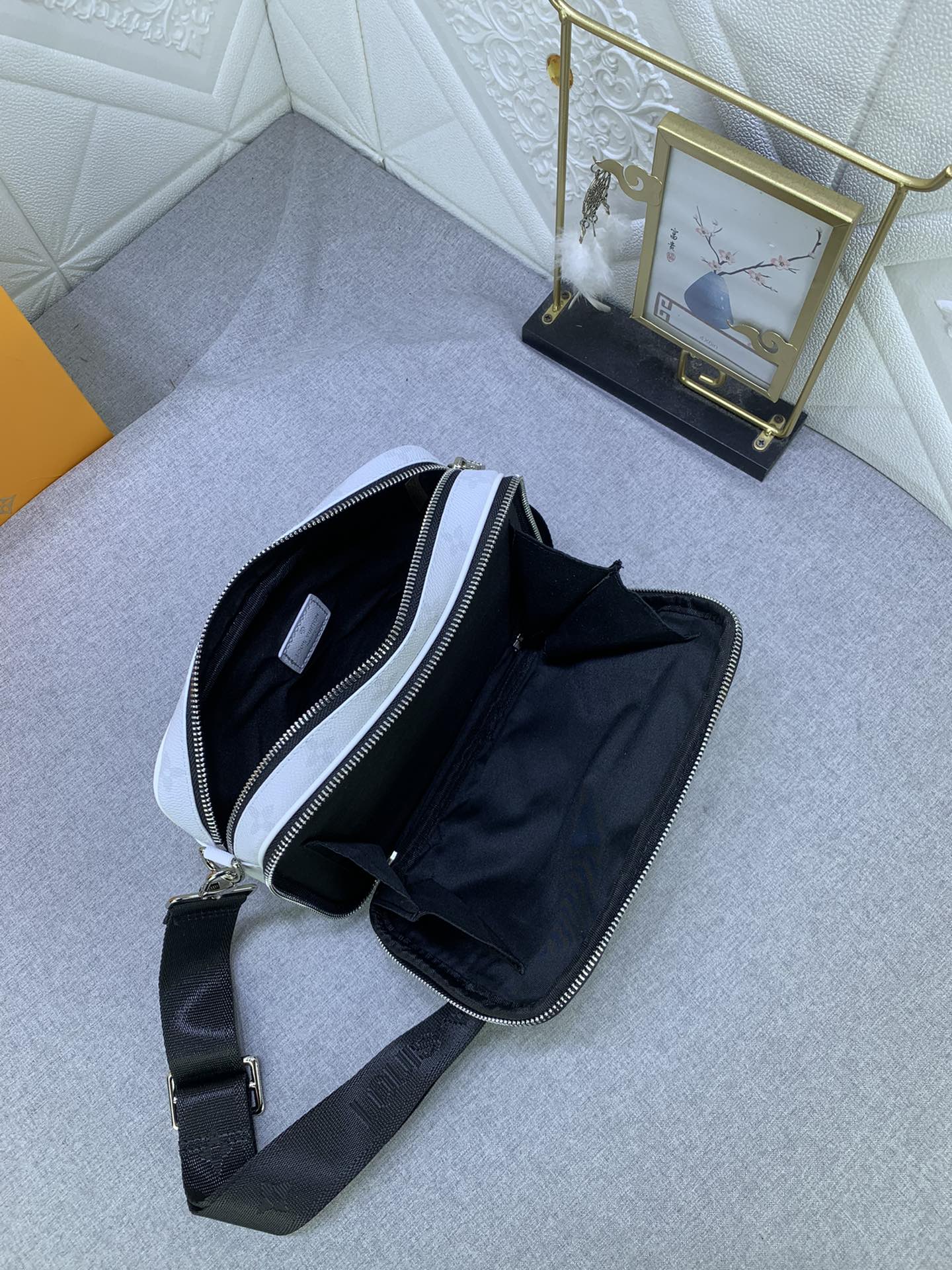 Louis Vuitton M31069 Alpha Shoulder Bags Size 11*18*6cm