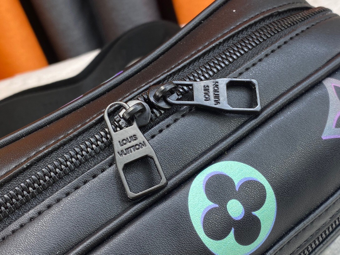 Louis Vuitton M22495 Comet Men Bags Size 21.5*14*7.5cm