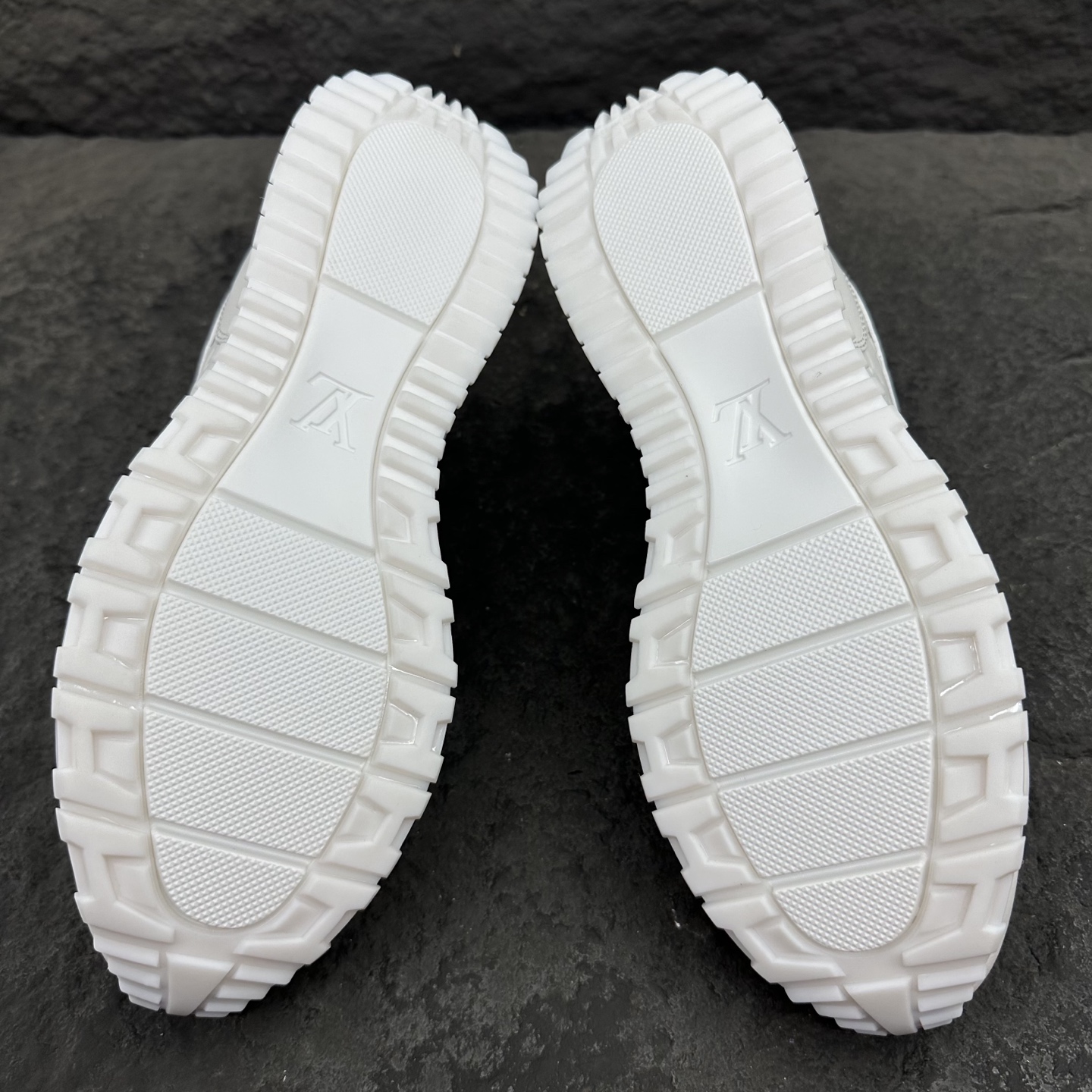 Louis Vuitton Run Away Sneaker For Men Size 39-46