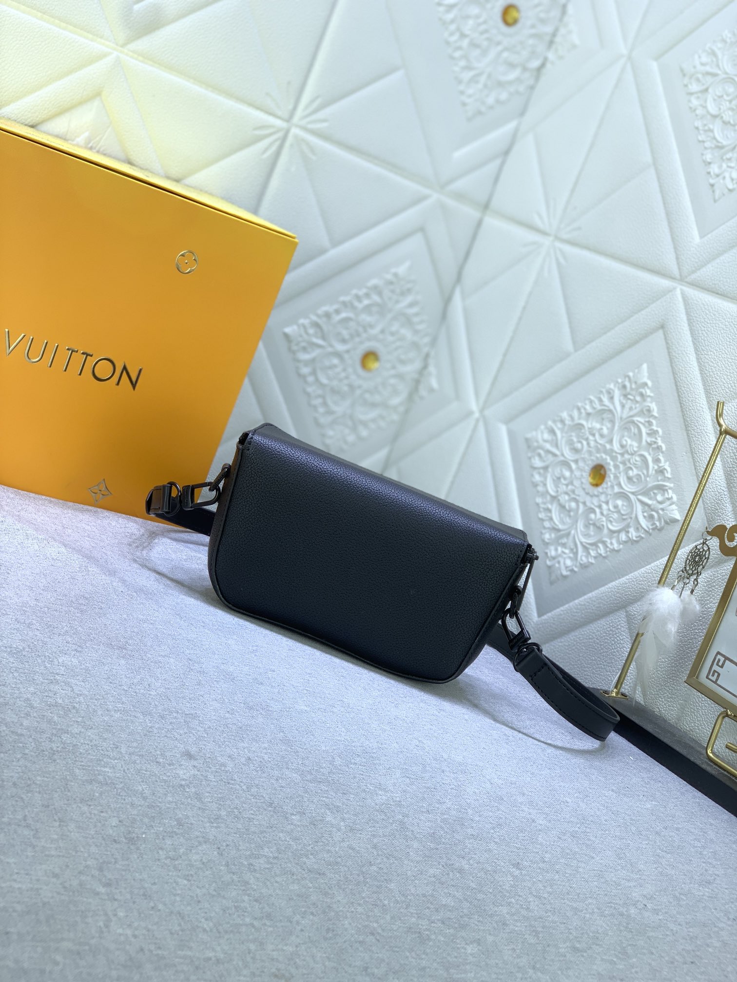 Louis Vuitton M83563 Pilot Shoulder Bags Size 20*12*5cm