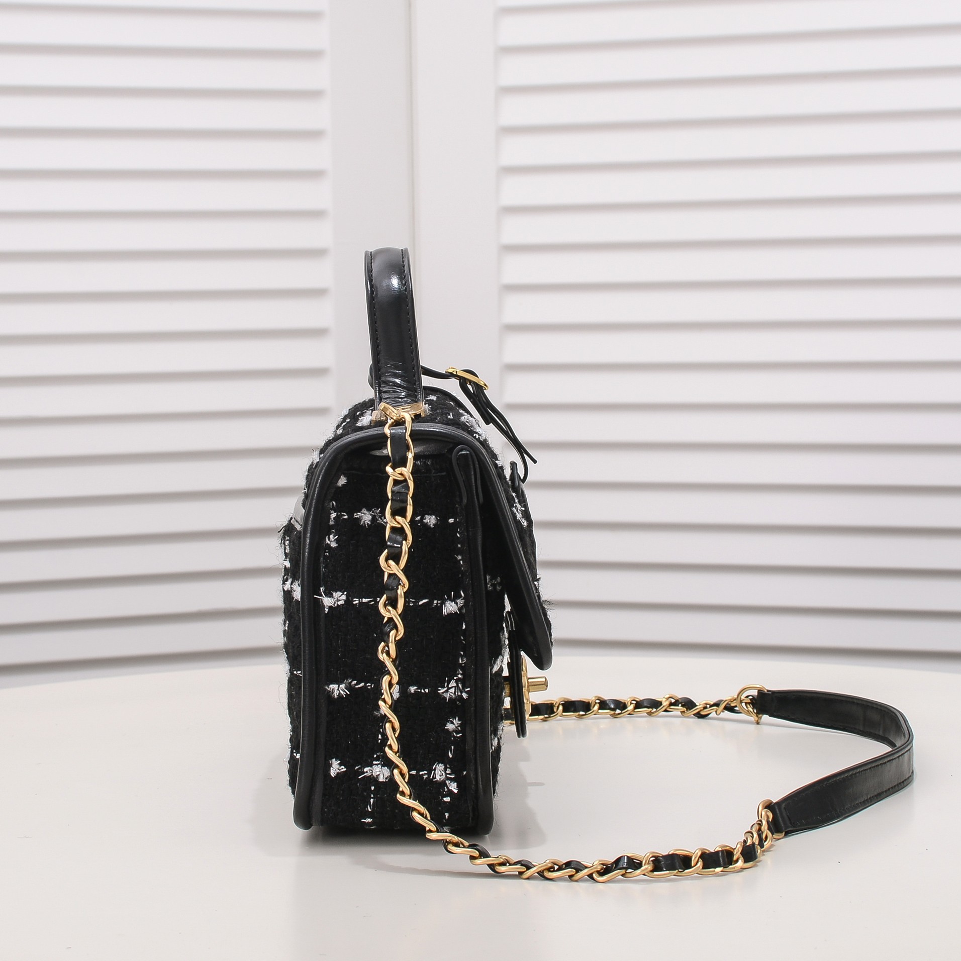 Chanel Chain Shoulder Bags Size 25*18*7cm Black White