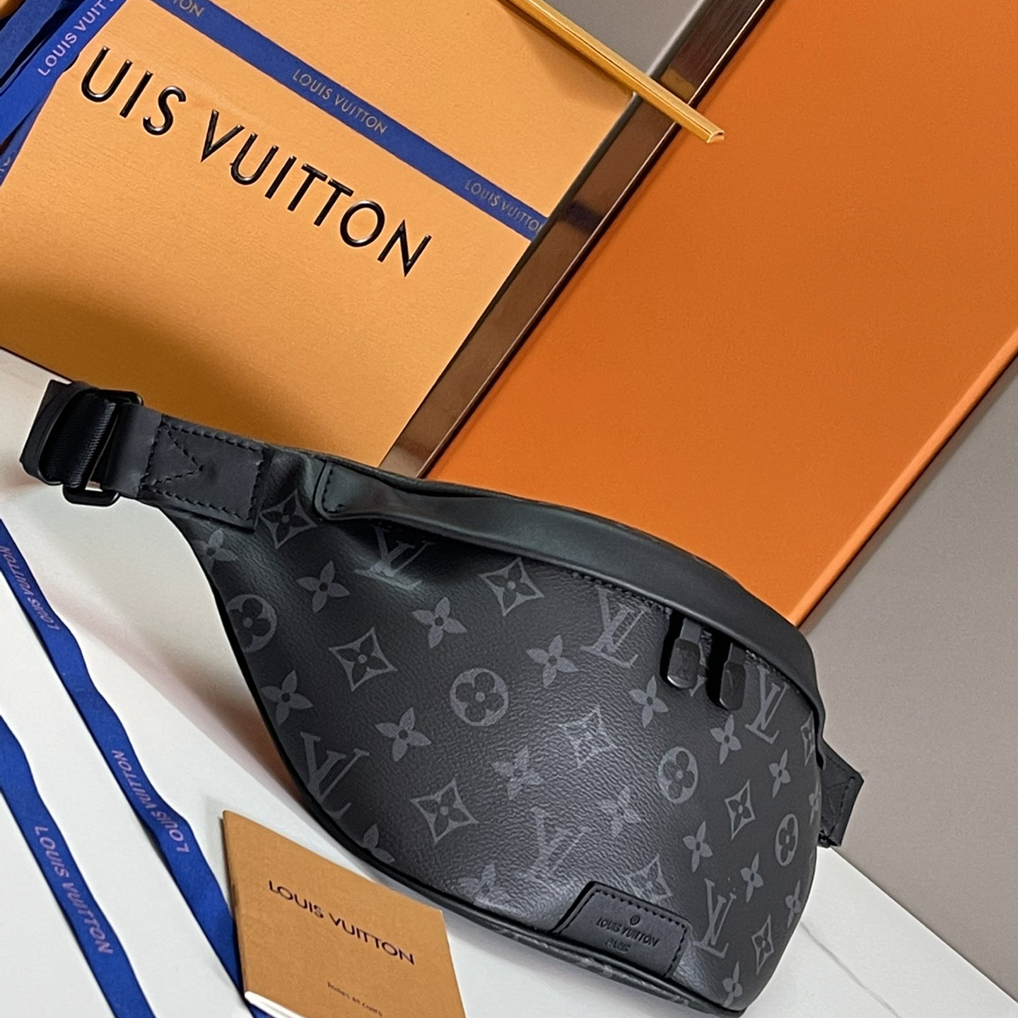 Louis Vuitton M46035 Discovery BumbagMen Bags Size 44*15*9cm