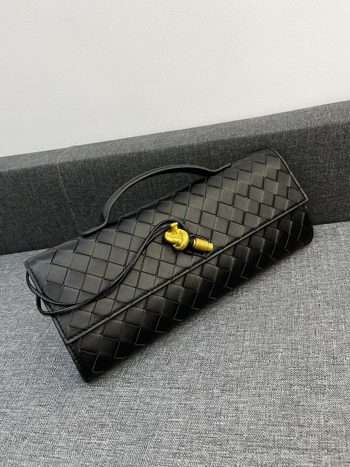 Bottega Veneta Andiamo Clutch 30*13*4cm