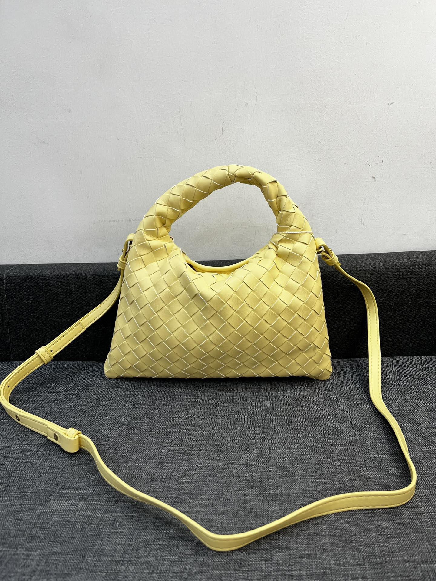 Bottega Veneta HO Shoulder Bags 28*17cm