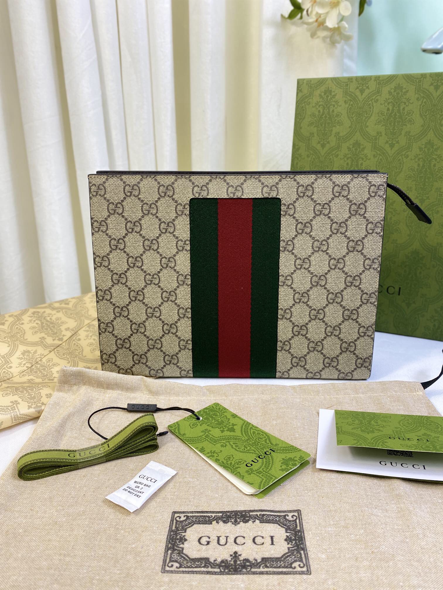 Gucci New GG Supreme Pouch Size 26*20*6cm Style 475316