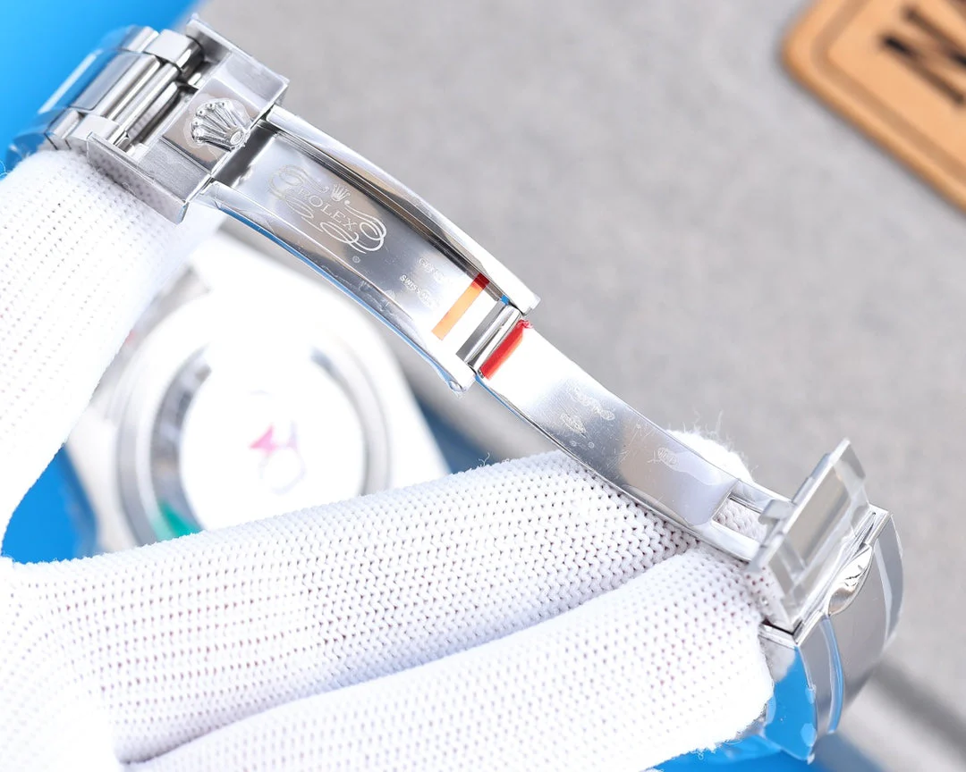 GMT-MASTER II CUSTOM GREEN BLACK BEZEL GREEN DIAL OYSTER BRACELET