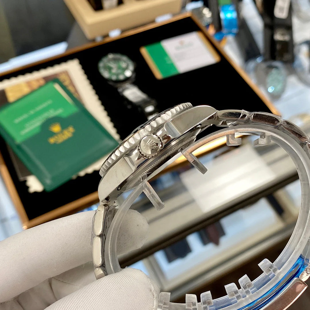 OYSTER PERPETUAL DATE 40MM WHITE & BLACK SHELL