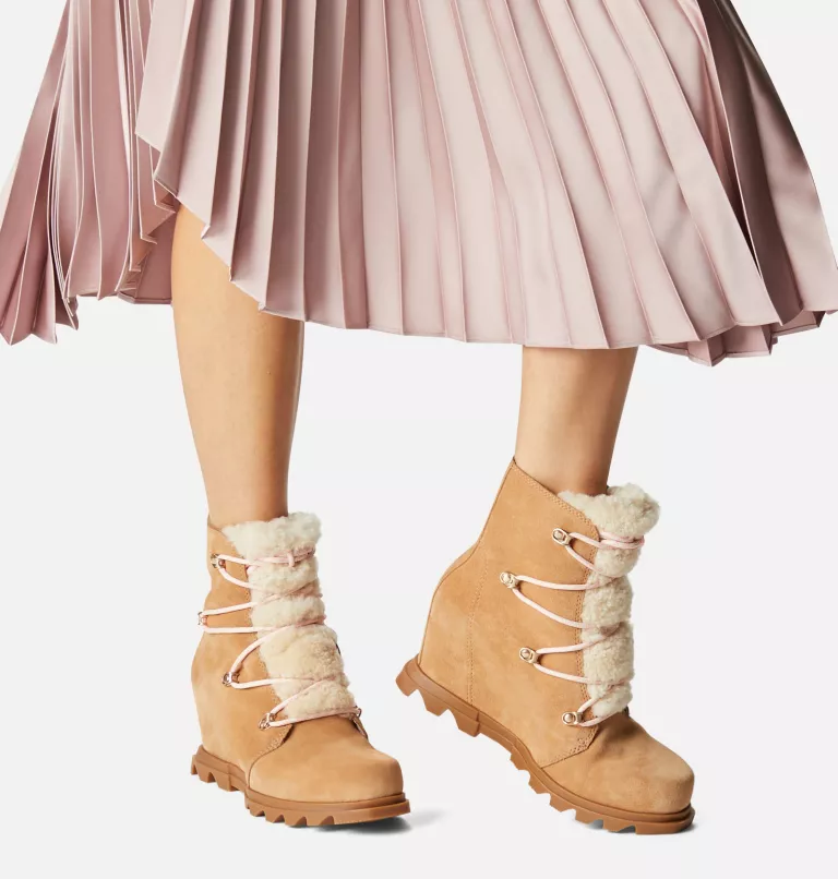 WOMEN'S JOAN OF ARCTIC WEDGE III LACE COZY BOOTIE