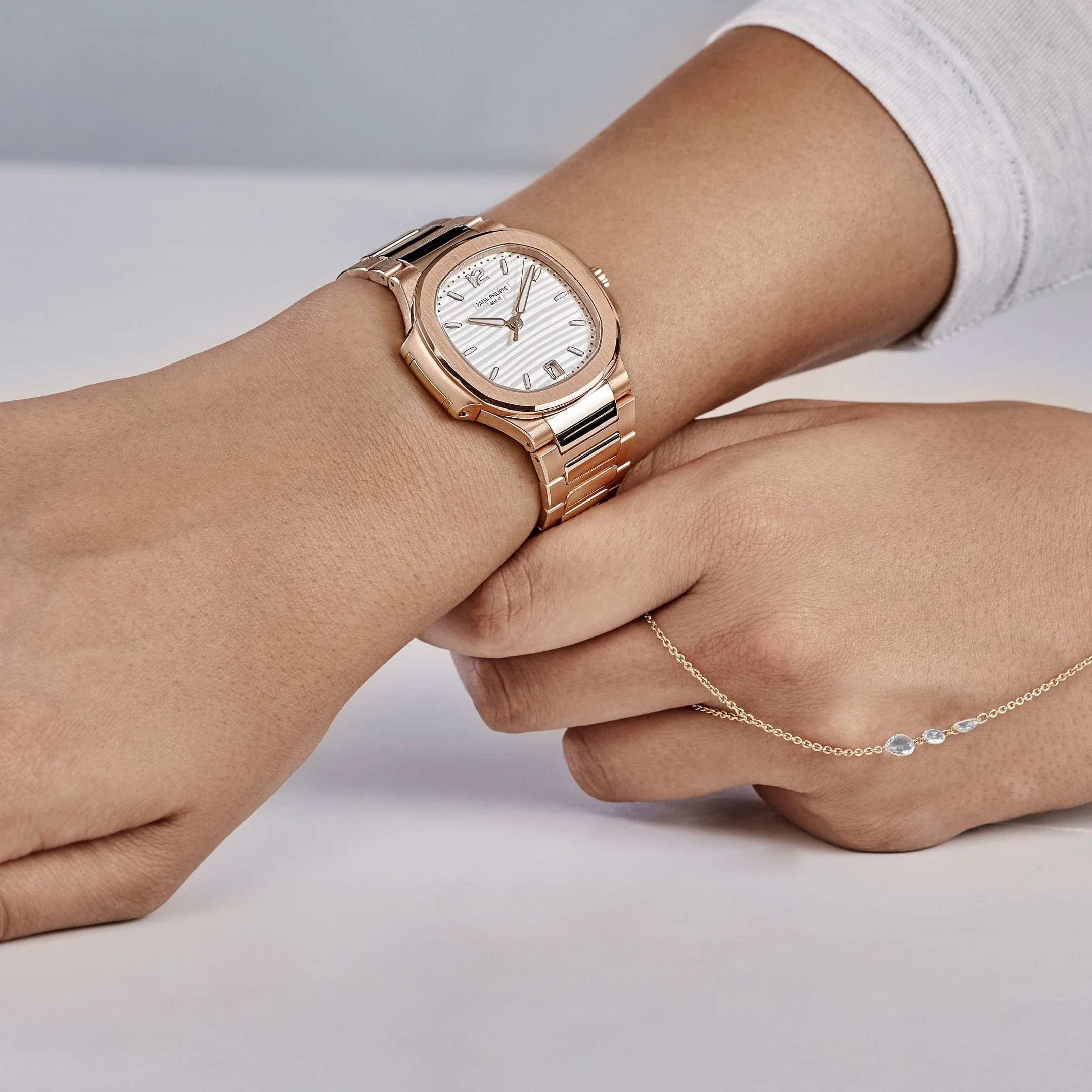 Patek Philippe Nautilus 7118/1R-001 'Ladies' Rose Gold Silvery Opaline Dial (2020)