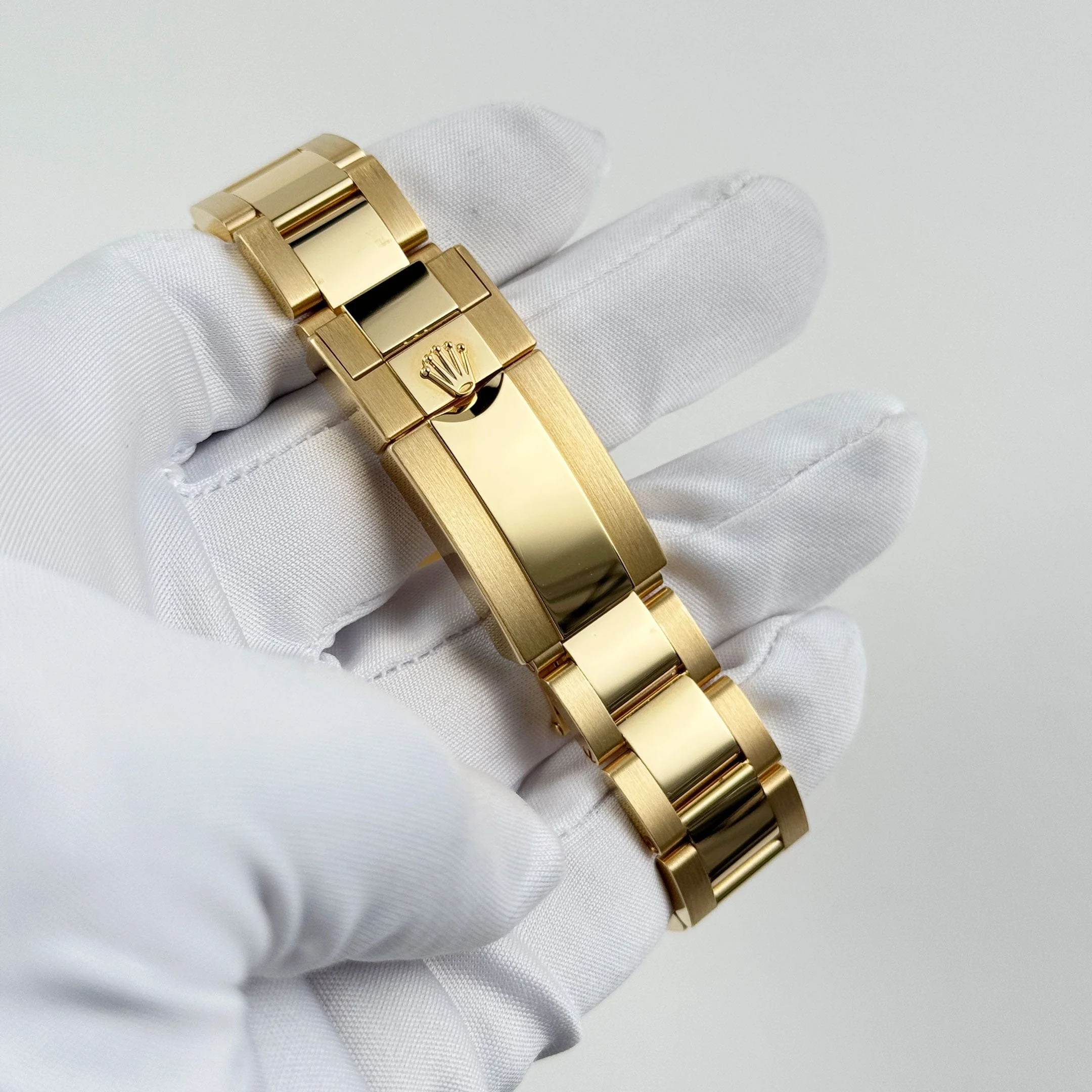 Rolex Daytona 126598RBOW 'Rainbow' Yellow Gold Black Dial Sapphire Bezel (2025)