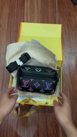 Louis Vuitton M22495 Comet Men Bags Size 21.5*14*7.5cm