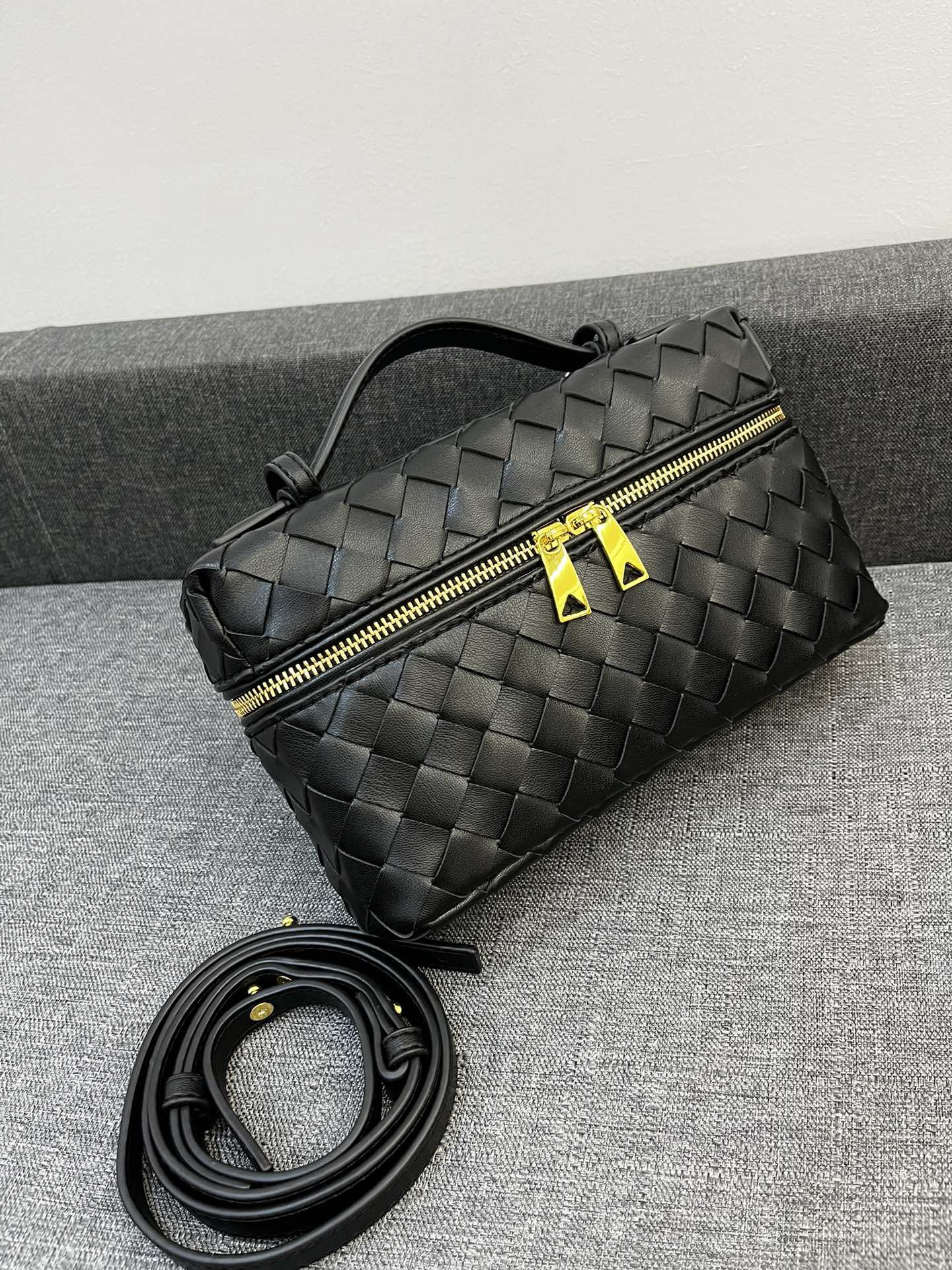 Bottega Veneta Vanity Case Shoulder Bags 24*13*6cm