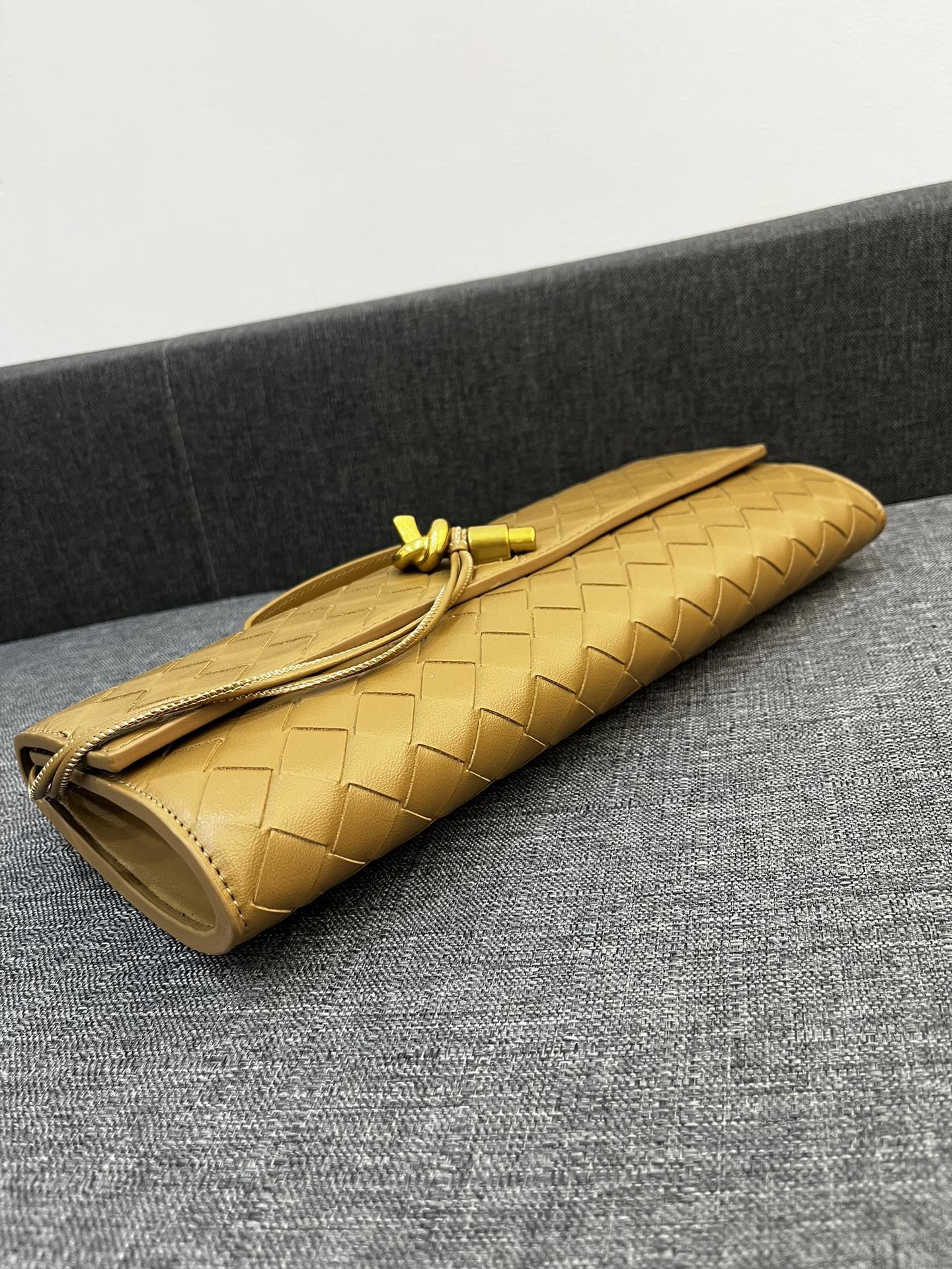 Bottega Veneta Andiamo Clutch 30*13*4cm