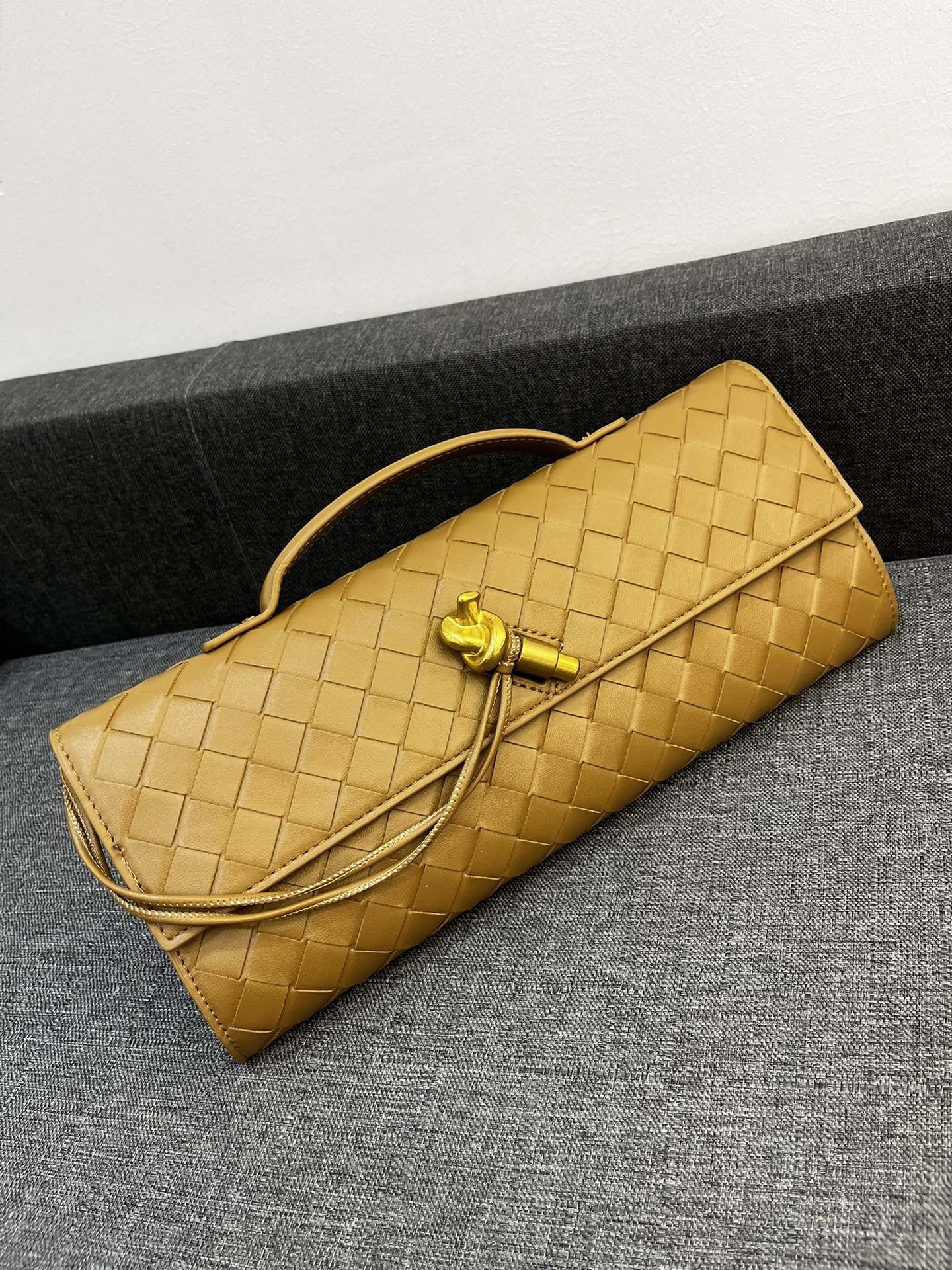 Bottega Veneta Andiamo Clutch 30*13*4cm