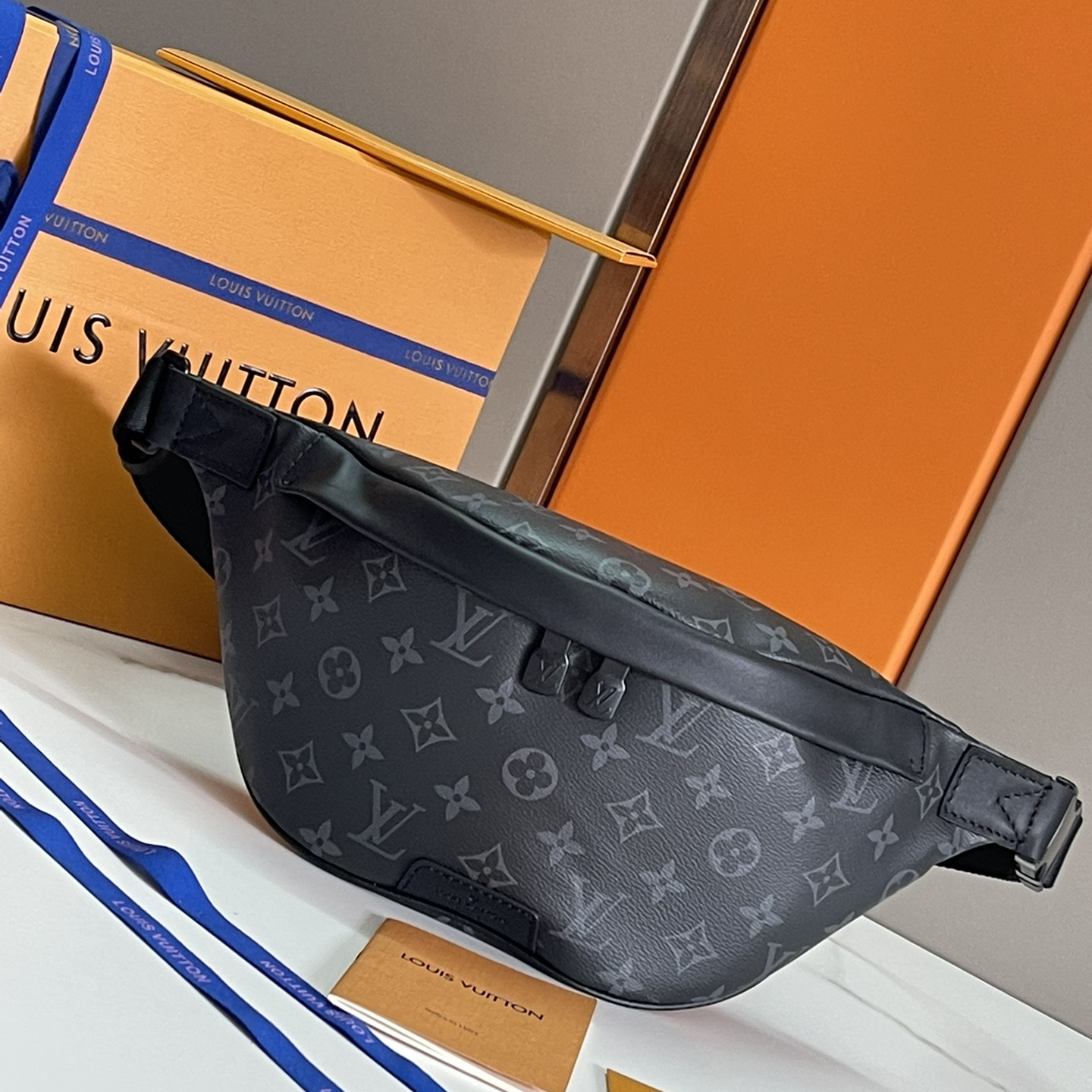 Louis Vuitton M46035 Discovery BumbagMen Bags Size 44*15*9cm
