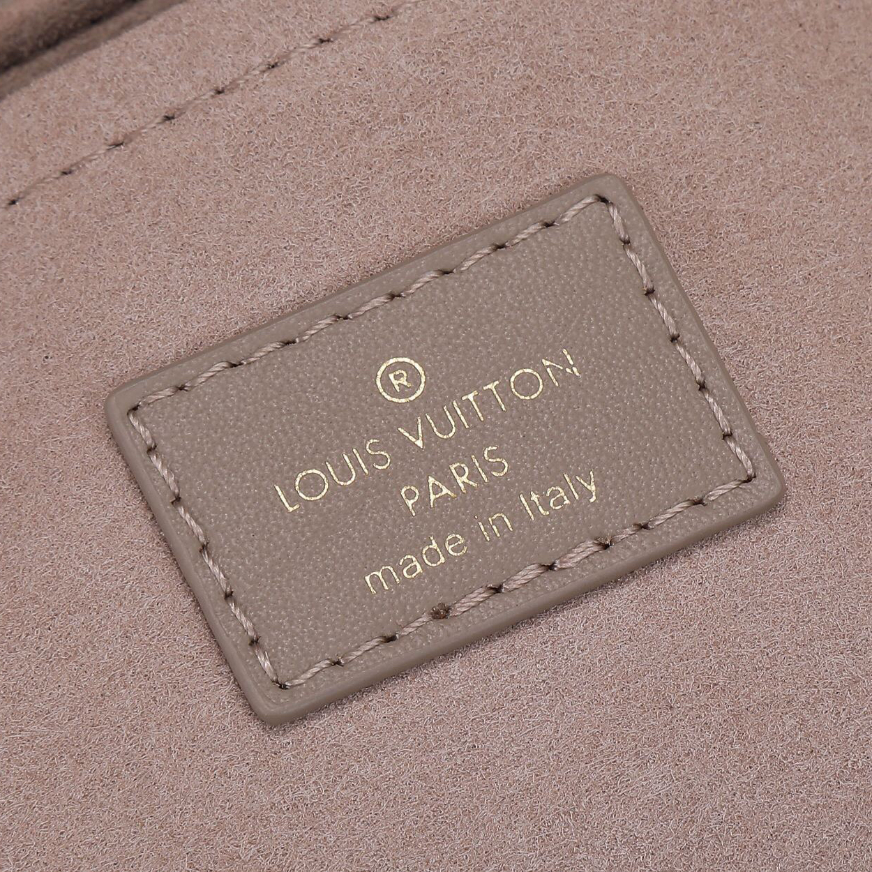 Louis Vuitton M20838 2022SS Women Shoulder Bags 21*12*9cm