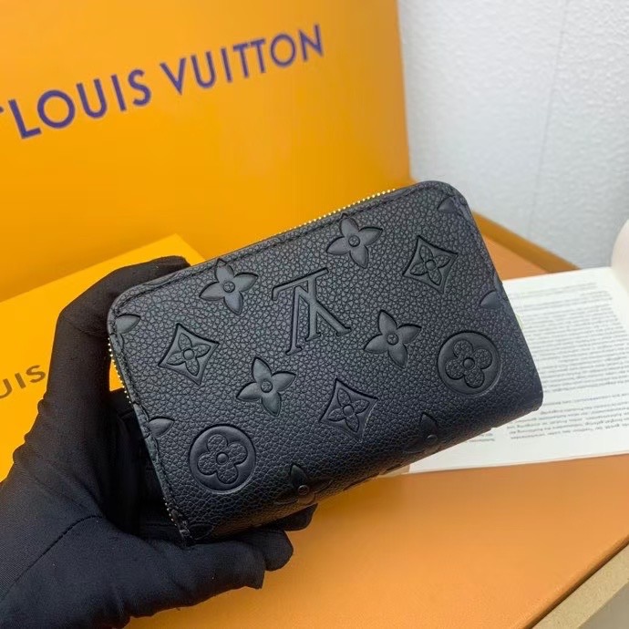 Louis Vuitton Women Card Holder M83689