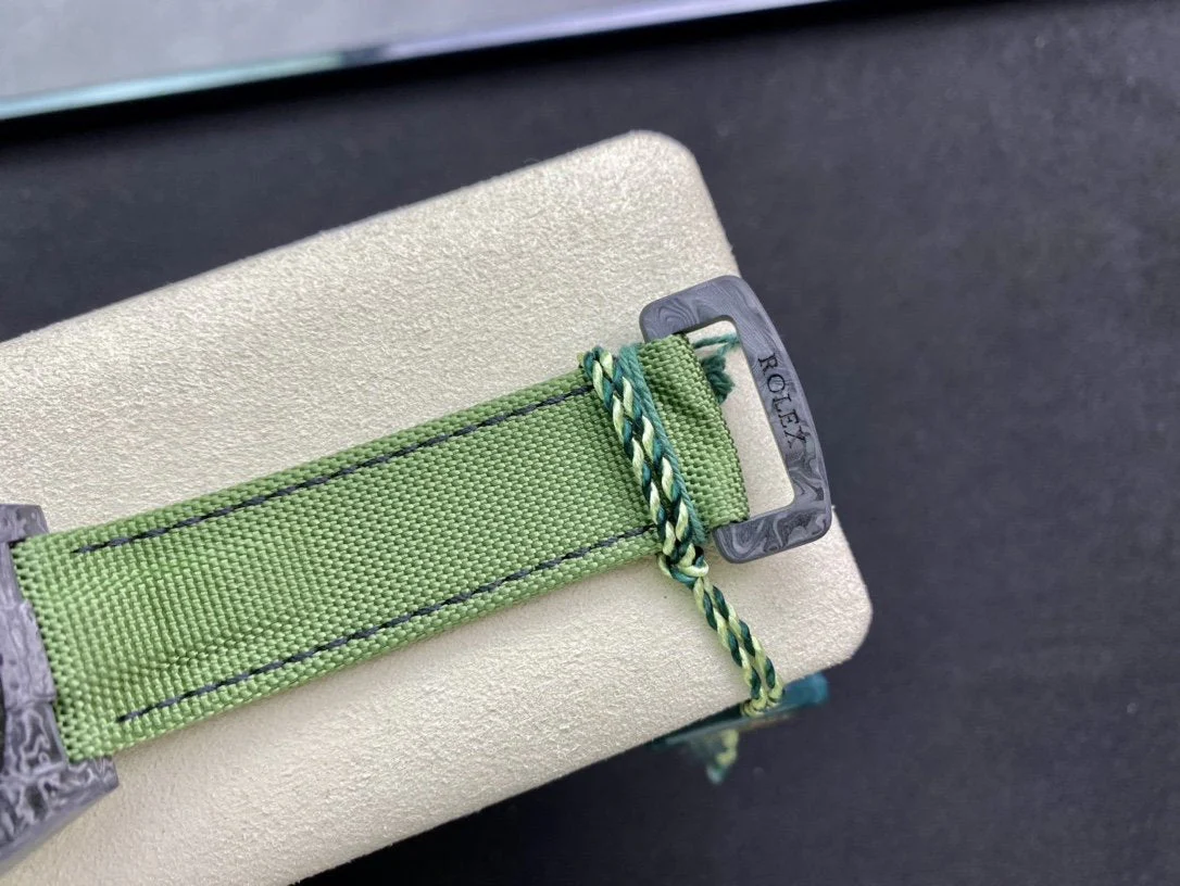 GMT - MASTER II CARBON CASE KHAKI DIAL