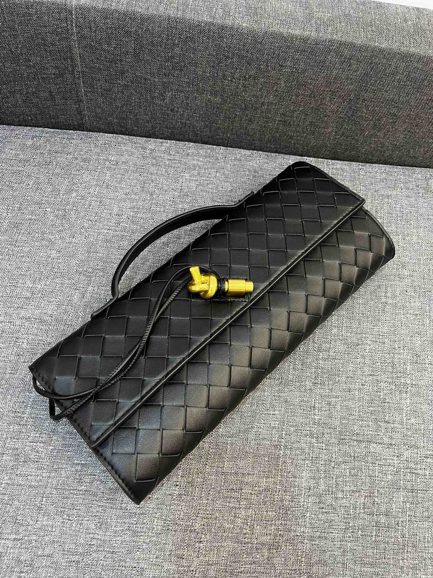 Bottega Veneta Andiamo Clutch 30*13*4cm