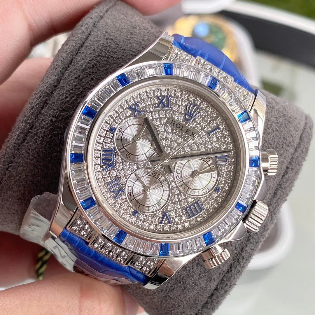 DAYTONA SET WITH 36 BAGUETTE-CUT DIAMONDS