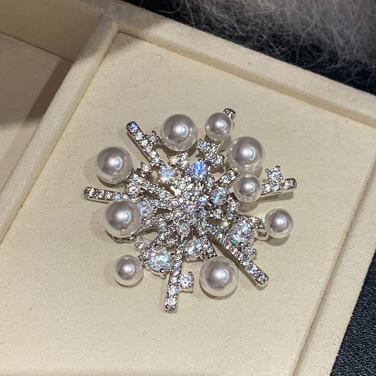 2026 Light Luxury Premium Sense Size Pearl Full Diamond Sparkling Fireworks Brooch Female Personality Fashion Suit Pin