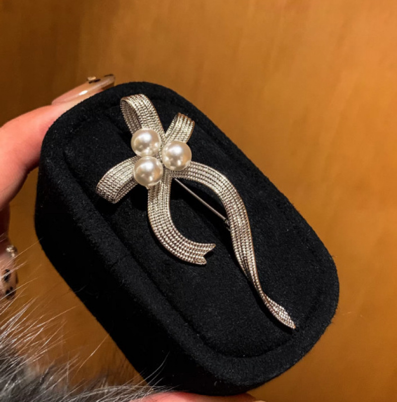 French Retro Pearl Ribbon Bow Brooch, Light Luxury Brooch, Autumn And Winter Sweater Chest Flower