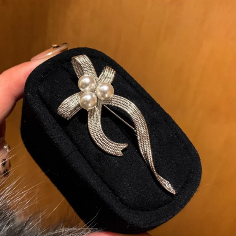 French Retro Pearl Ribbon Bow Brooch, Light Luxury Brooch, Autumn And Winter Sweater Chest Flower