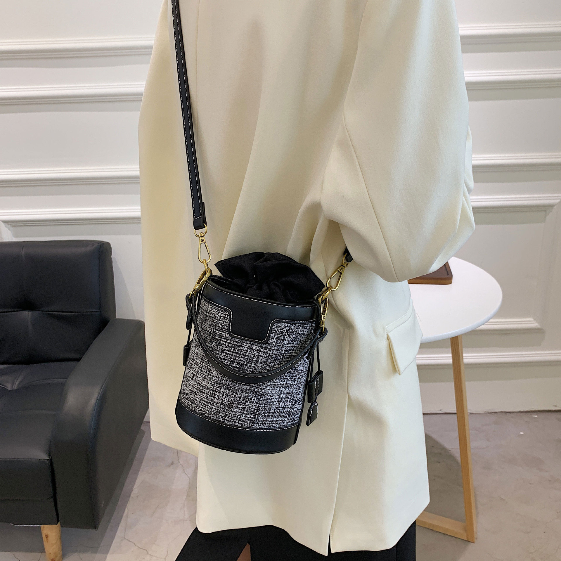 2026 New Handheld Cylinder Single Shoulder Bag Vintage Canvas Color-Block Crossbody Bag