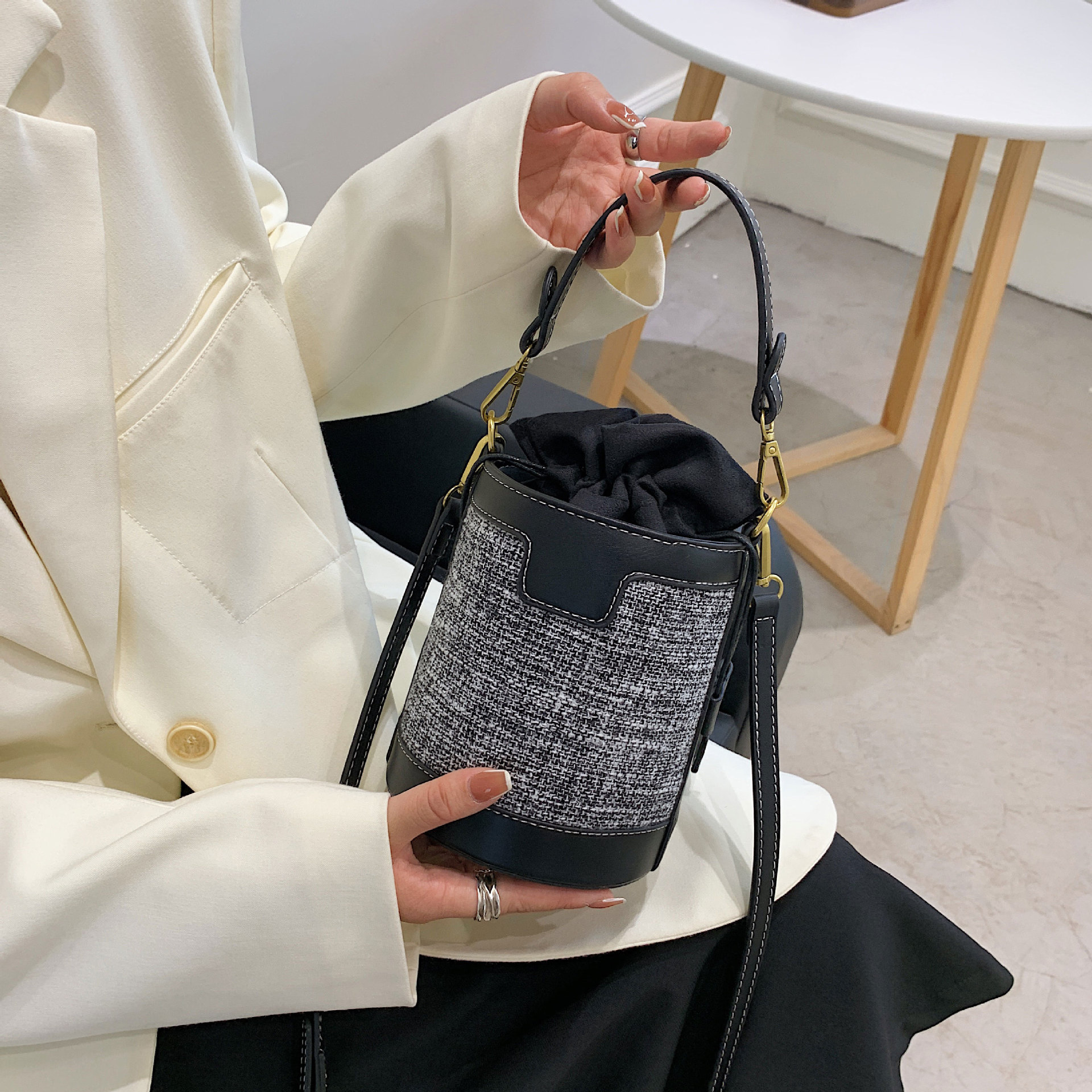 2026 New Handheld Cylinder Single Shoulder Bag Vintage Canvas Color-Block Crossbody Bag