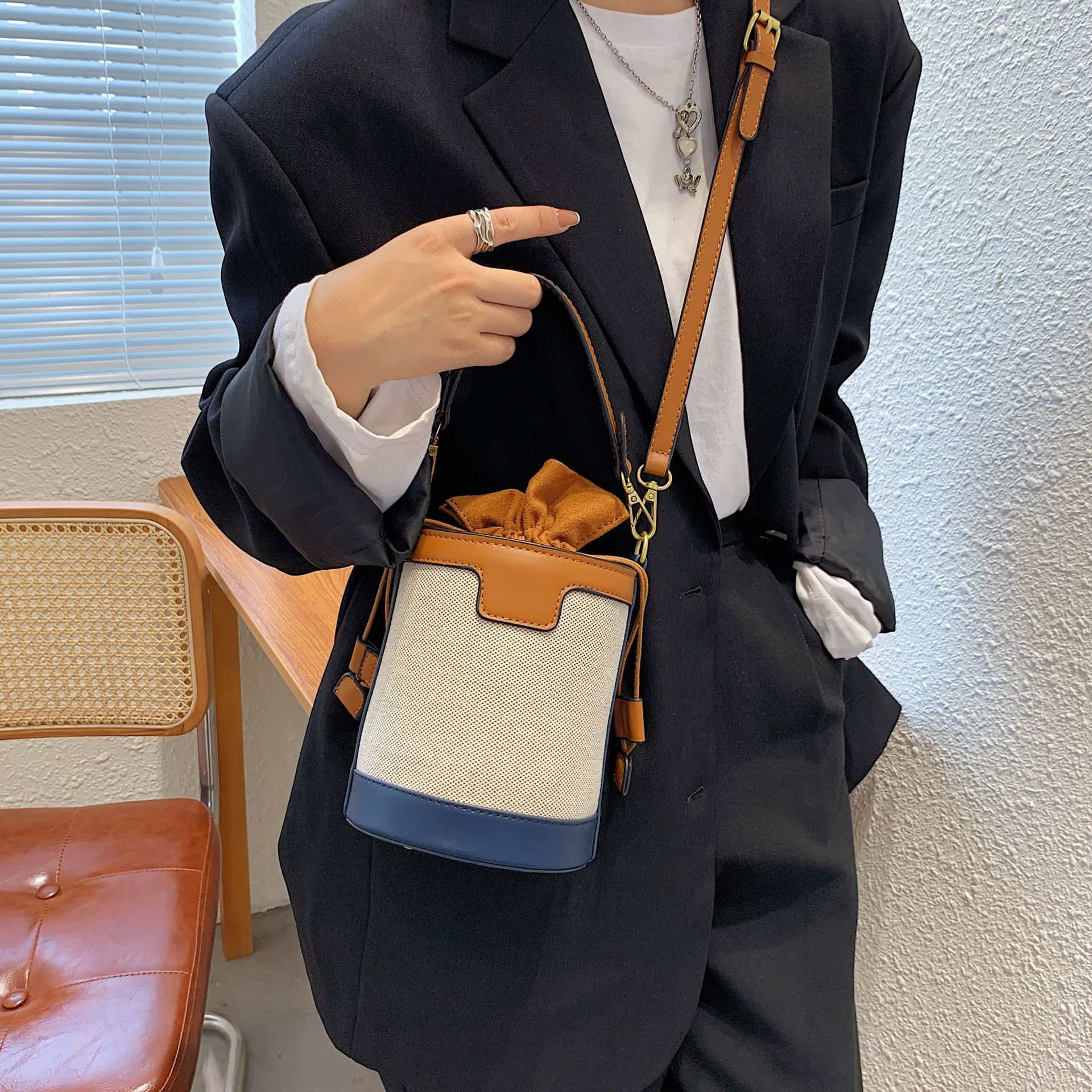 2026 New Handheld Cylinder Single Shoulder Bag Vintage Canvas Color-Block Crossbody Bag